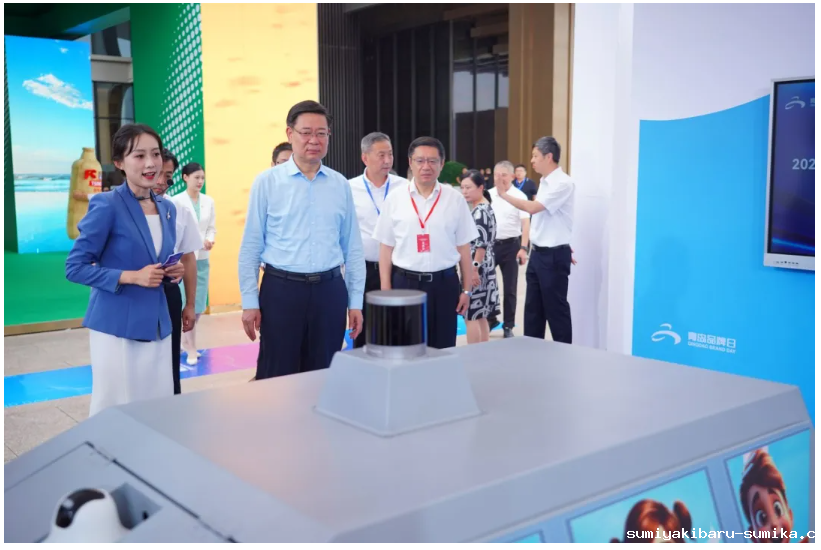 青岛市委常委、副市长王波等领导嘉宾参观点点taptap电动老虎机AI无人清扫车 青岛市委常委、副市长王波等领导嘉宾参观点点taptap电动老虎机AI无人清扫车