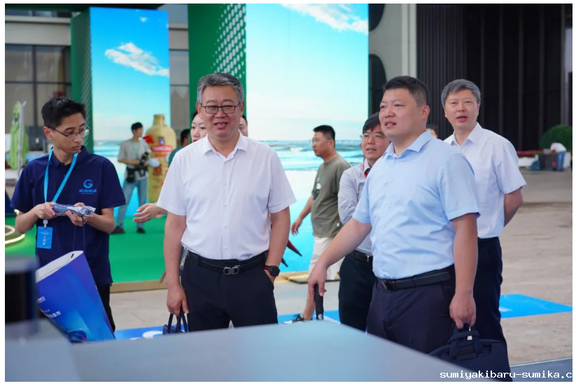 青岛市委常委、副市长王波等领导嘉宾参观点点taptap电动老虎机AI无人清扫车 青岛市委常委、副市长王波等领导嘉宾参观点点taptap电动老虎机AI无人清扫车