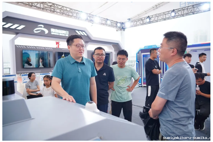 青岛市委常委、副市长王波等领导嘉宾参观点点taptap电动老虎机AI无人清扫车 青岛市委常委、副市长王波等领导嘉宾参观点点taptap电动老虎机AI无人清扫车