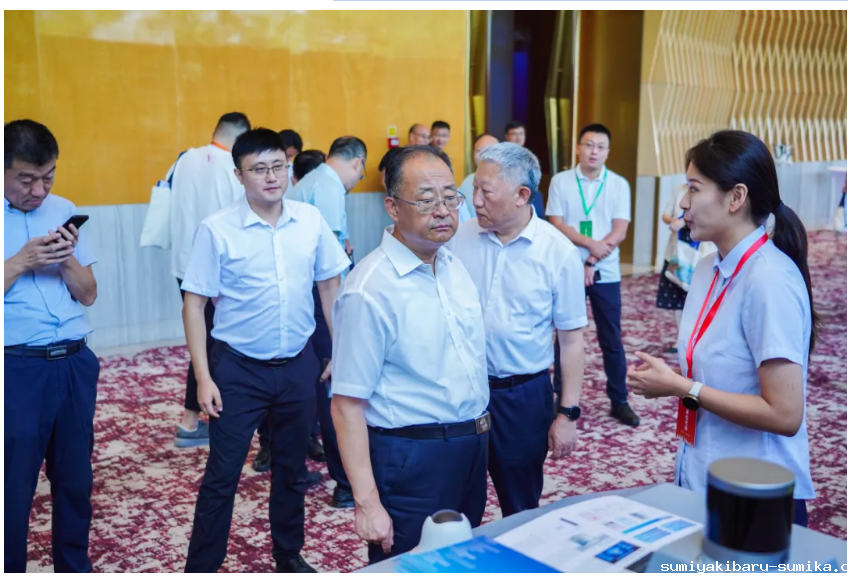 点点taptap电动老虎机AI无人清扫车亮相第十一届“百所高校千名博士青岛行”活动 点点taptap电动老虎机AI无人清扫车亮相第十一届“百所高校千名博士青岛行”活动