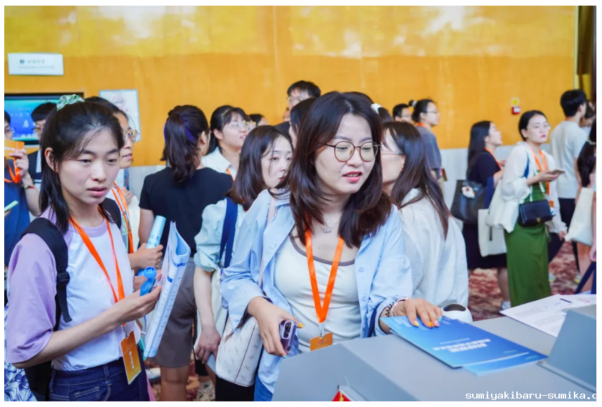 点点taptap电动老虎机AI无人清扫车亮相第十一届“百所高校千名博士青岛行”活动 点点taptap电动老虎机AI无人清扫车亮相第十一届“百所高校千名博士青岛行”活动